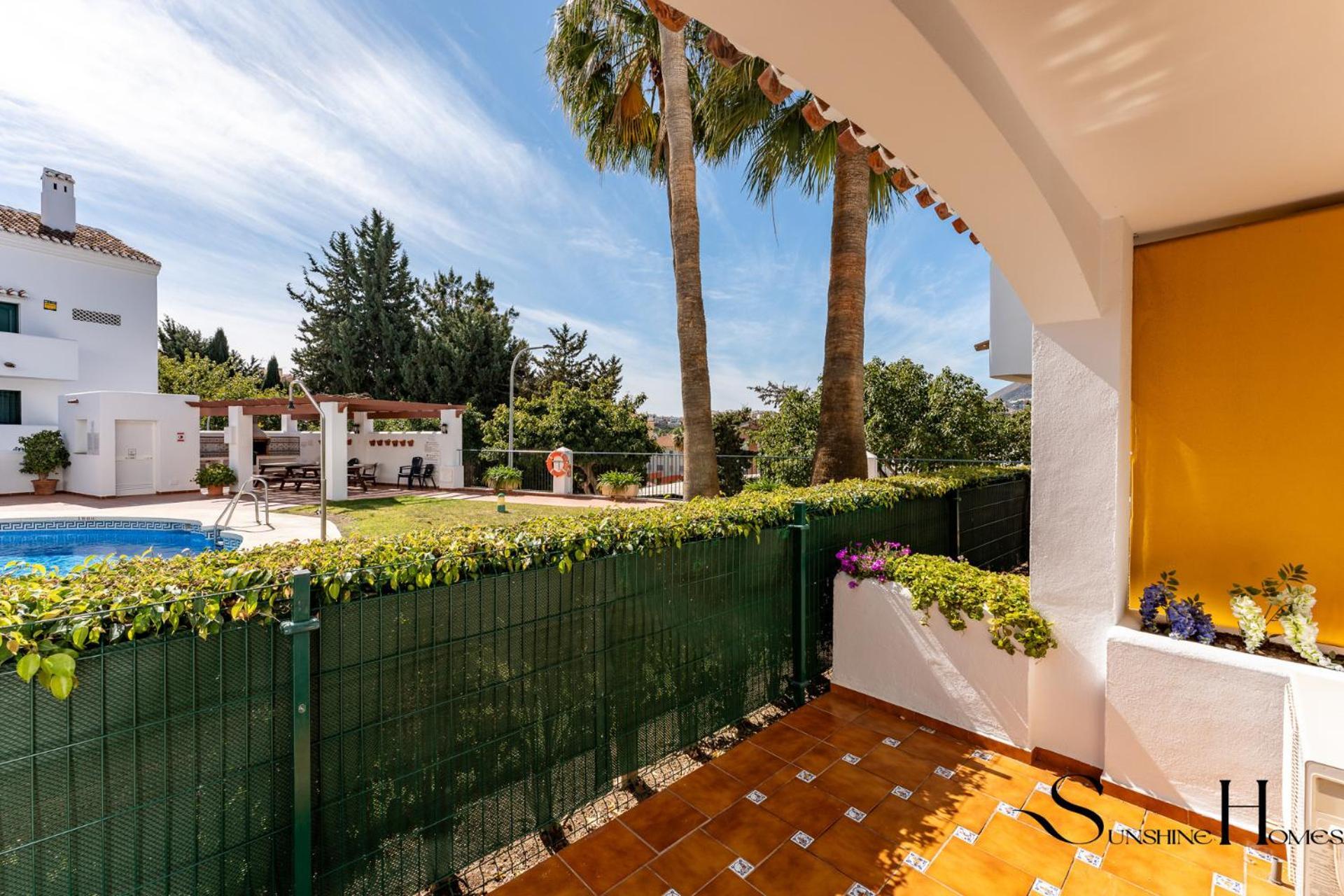 Poolside 2 Bedroom Retreat * Benalmádena
