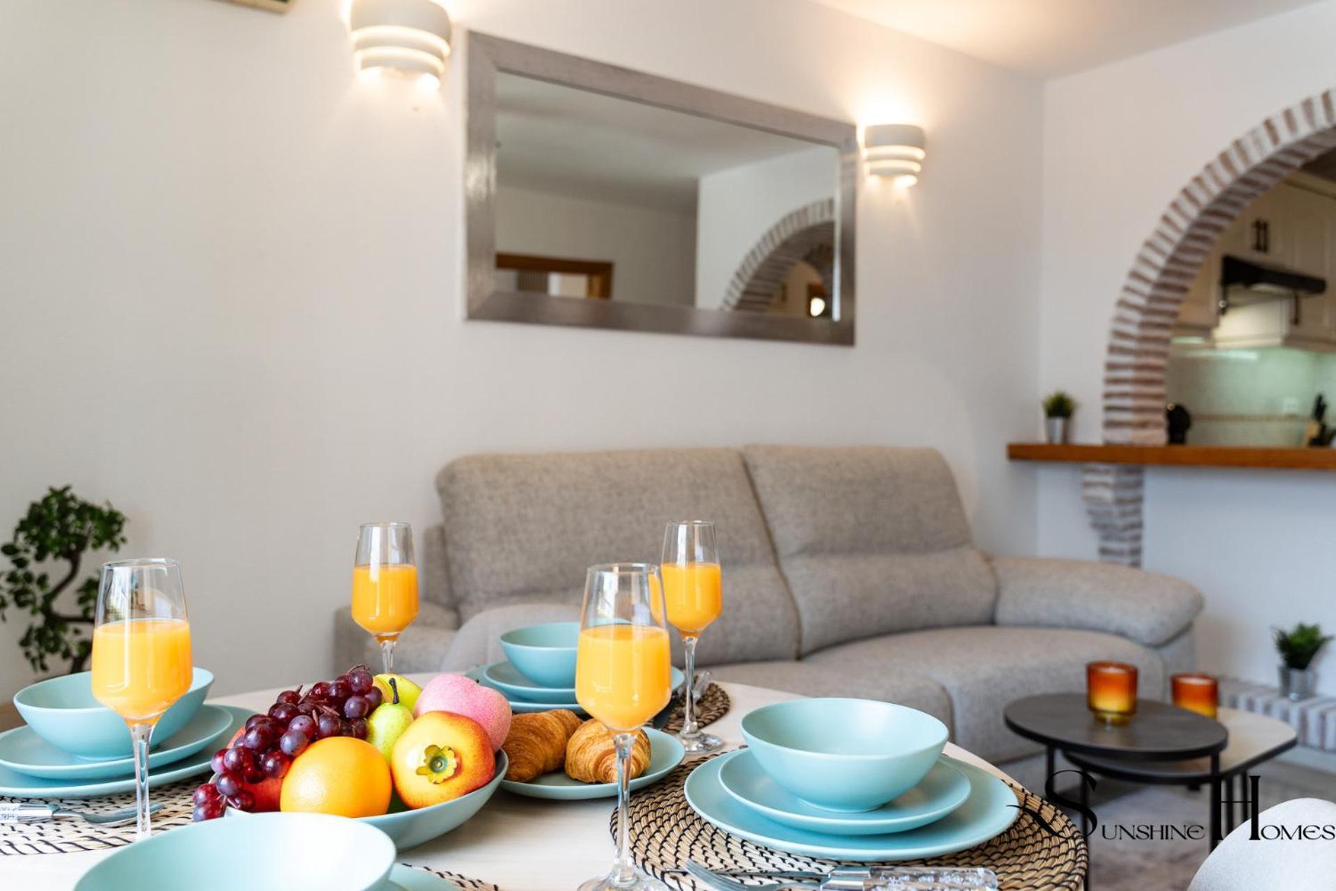 Poolside 2 Bedroom Retreat * Benalmádena